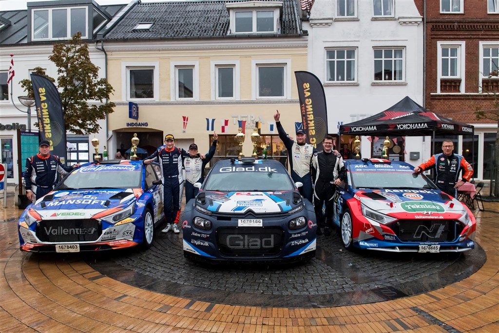 Vinderne af au2parts Rally Jylland - Mette Felthaus og Kenneth Madsen - flankeret af (t.v.) toerne Peter Egholm og Simon Vallentin og (t.h.) treerne Karsten Isaksen og Ib Kragh.
(Foto: Jokum Tord Larsen)